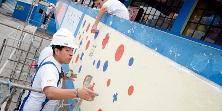 Árboles pintados para mejorar la calidad del aire