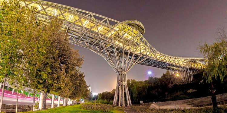 Puente peatonal reticulado y de tres niveles