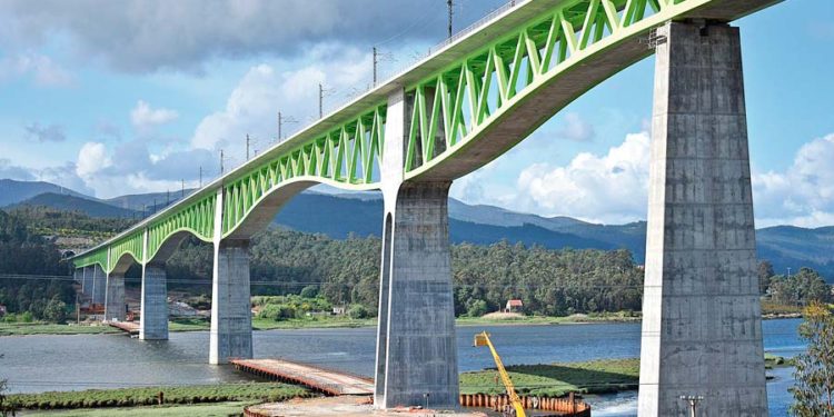 Viaducto sobre el río Ulla en España: Luces de 225 m