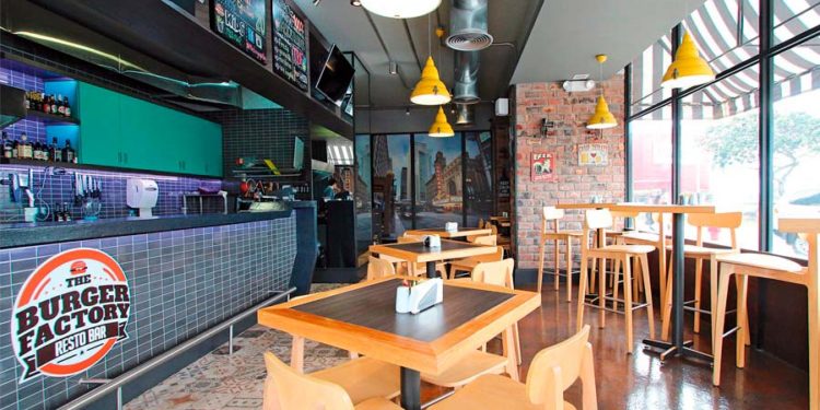 The Burger Factory Resto Bar: De cerca con el cliente