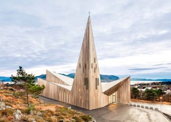 Community Church en Noruega: Solución espacial con planos triangulares