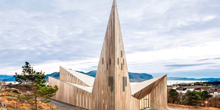Community Church en Noruega: Solución espacial con planos triangulares