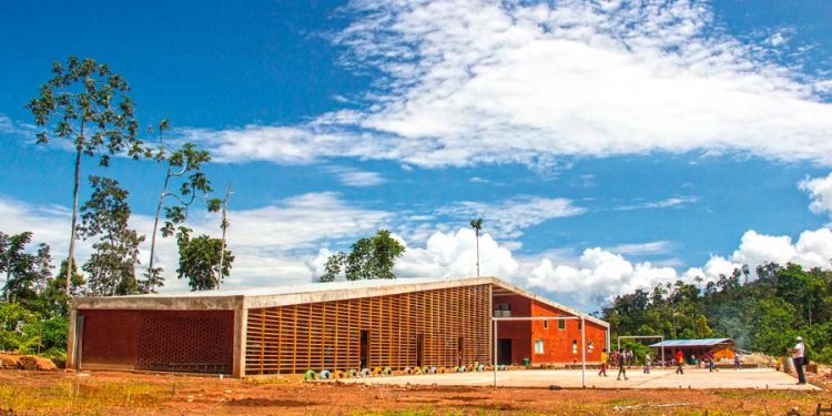 Colegio Secundario Santa Elena en Pangoa: Arquitectura in situ