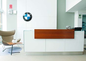 Showroom BMW Asia: Convivencia entre tecnología y calidez