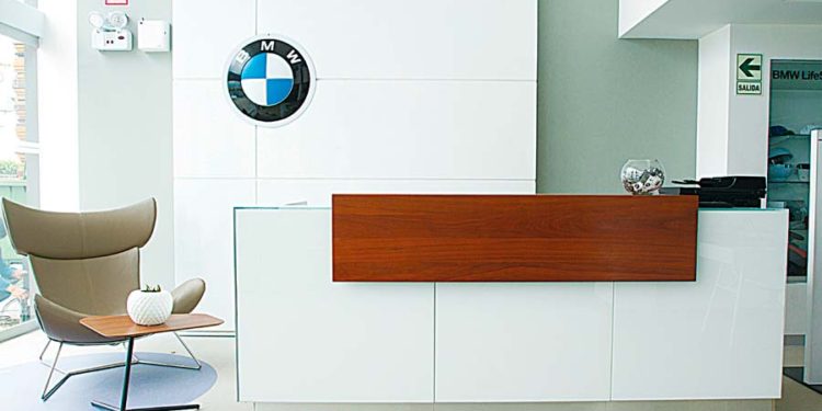Showroom BMW Asia: Convivencia entre tecnología y calidez