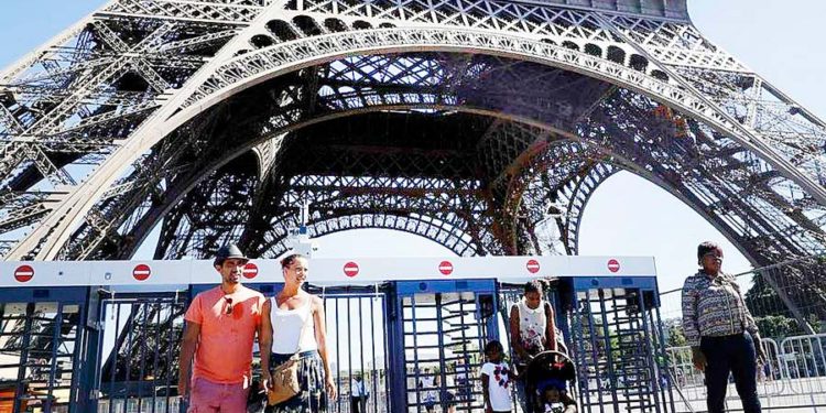 París blindará a la Torre Eiffel con muro de cristal antibalas