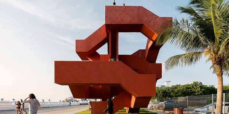 10 Cal Tower, laberinto vertical