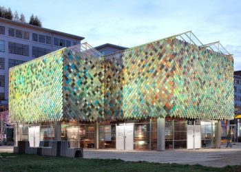 Pabellón con materiales prestados