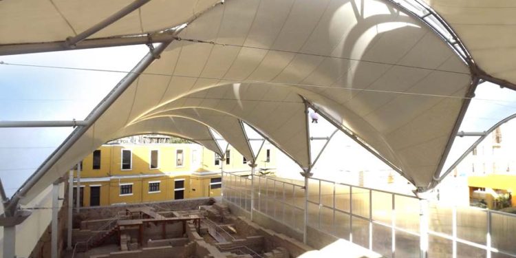 Tensoestructura sobre restos arqueológicos del Museo de Sitio Bodega y Quadra