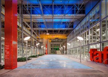 Antiguo edificio es reconvertido en moderno centro educativo conservando estructuras de acero