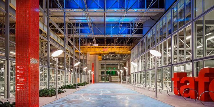 Antiguo edificio es reconvertido en moderno centro educativo conservando estructuras de acero