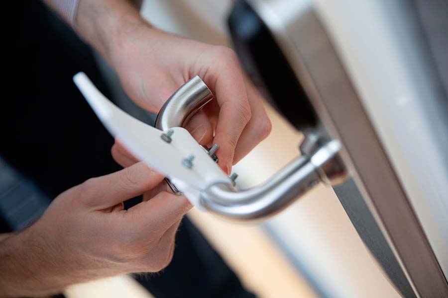 Abridor de puertas “hands free” para prevenir contagio de enfermedades