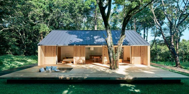 Firma japonesa presenta casa prefabricada de madera sin columnas ni divisiones