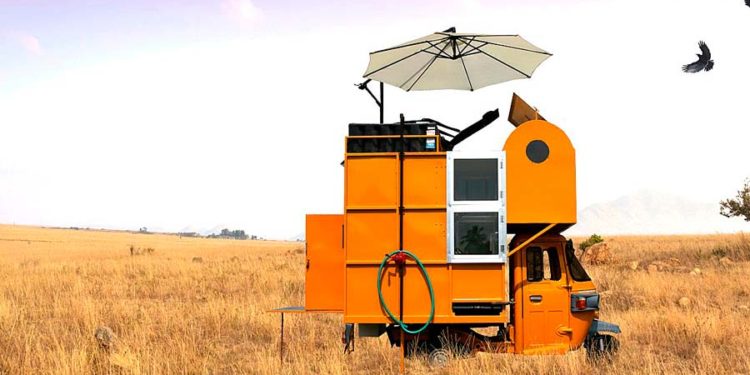 SOLO 01, la minicasa portátil construida sobre una moto y con material reciclado