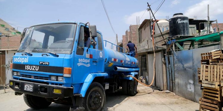 Transfieren S/ 198 millones a Sedapal para distribuir agua potable a través de camiones cisterna