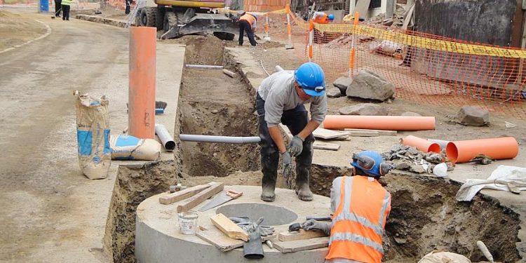 Transfieren aproximadamente S/ 5 millones para asegurar pago de obras de saneamiento en Arequipa, San Martín y Lambayeque