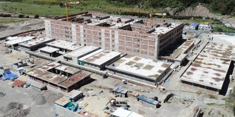 Huancavelica: Contratarán más trabajadores para acelerar obras en hospital Zacarías Correa