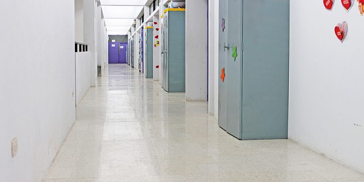 Construcción de colegios impulsa demanda de baldosas de producción nacional
