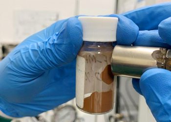 Australia: Polvo magnético elimina microplásticos del agua en una hora