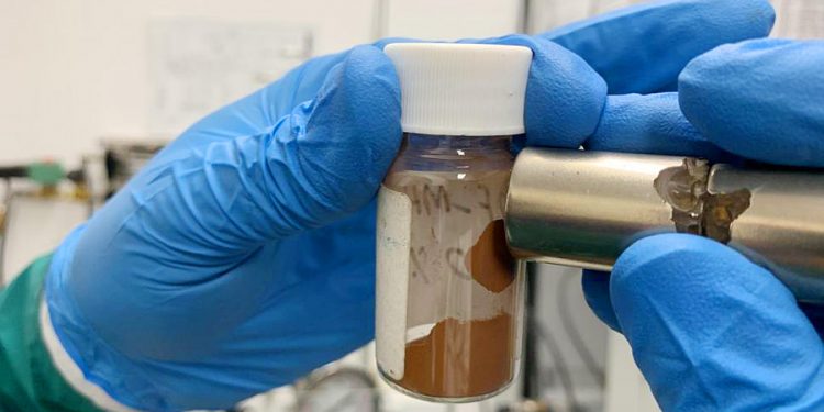 Australia: Polvo magnético elimina microplásticos del agua en una hora