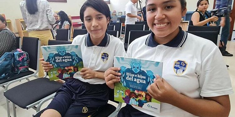 Presentan libro de cuentos inspirados en la valoración del agua y escritos por escolares