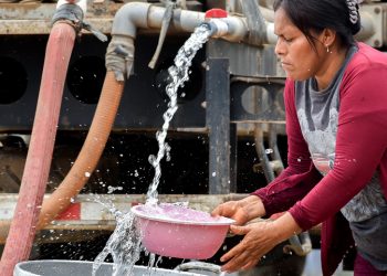 Las mujeres son las encargadas de cargar el agua en el 61 % de hogares que no tiene acceso a este servicio