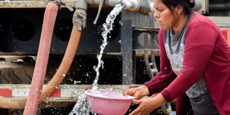 Las mujeres son las encargadas de cargar el agua en el 61 % de hogares que no tiene acceso a este servicio