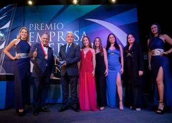 Megaflex Perú SAC ganador del Premio Empresa Peruana del Año 2023 del rubro de Gestión y Supervisión de Fideicomisos de Obras