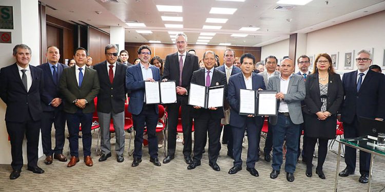 Capeco, FTCCP y el Mintra firman convenio para mejorar las políticas laborales en el sector construcción