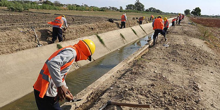 Proyectan obras de sistemas de riego tecnificado e infraestructura hídrica en 8 regiones del país