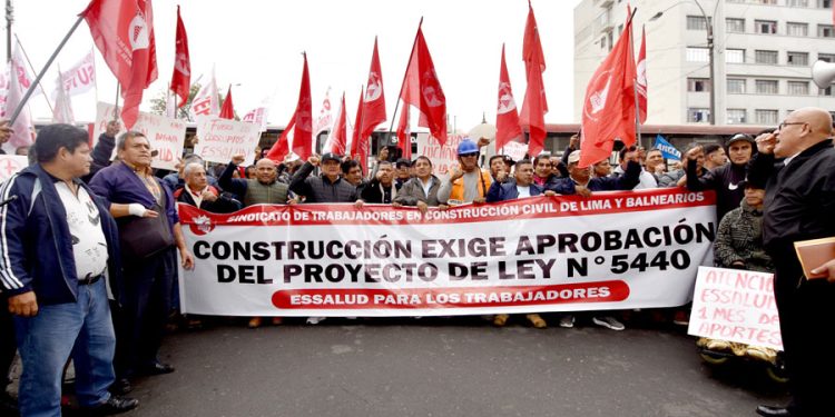 Obreros de construcción accederán a EsSalud con solo dos meses de aportes