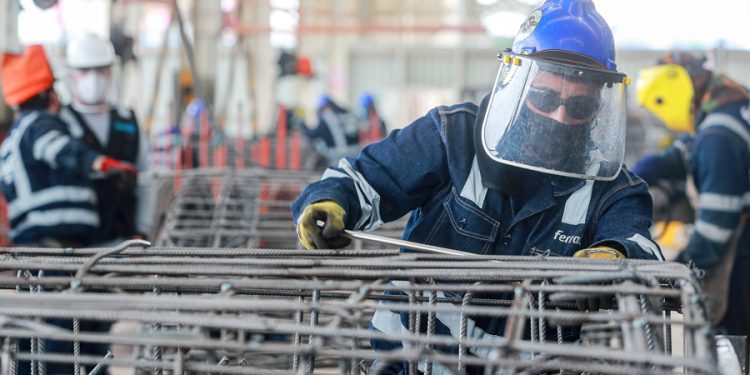 Destinan más de S/ 900 millones para asegurar continuidad de obras en 22 regiones del país